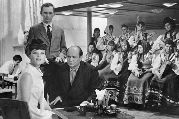 Евгений Леонов в роли Травкина и Светлана Светличная в роли работницы телевидения в фильме Георгия Данелия "Тридцать три", 1965 год.