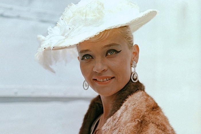 Светлана Светличная в эпизоде фильма "Новые приключения неуловимых". 1968 год.