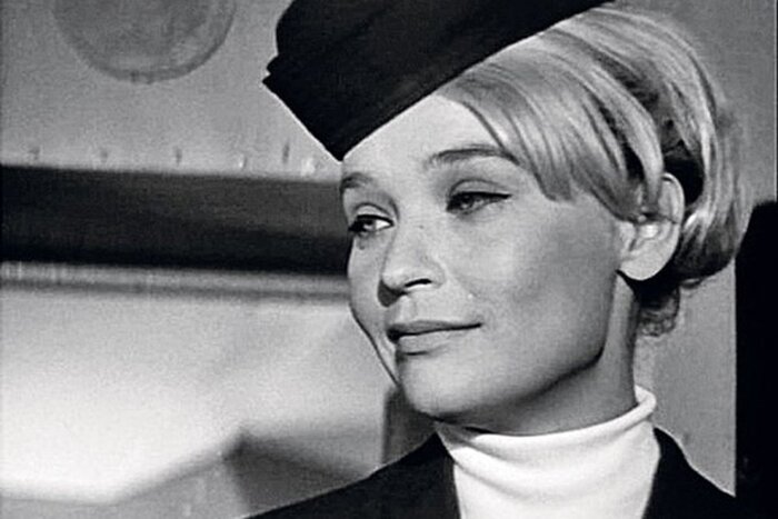 Светлана Светличная в роли стюардессы Вики в фильме "Неподсуден". 1969 год.