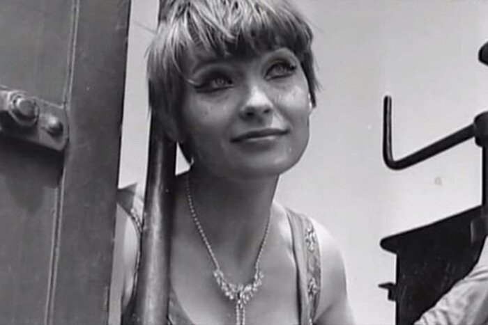 В роли Милли Вимерфорд в советско-венгерской ленте "Держись за облака", 1971