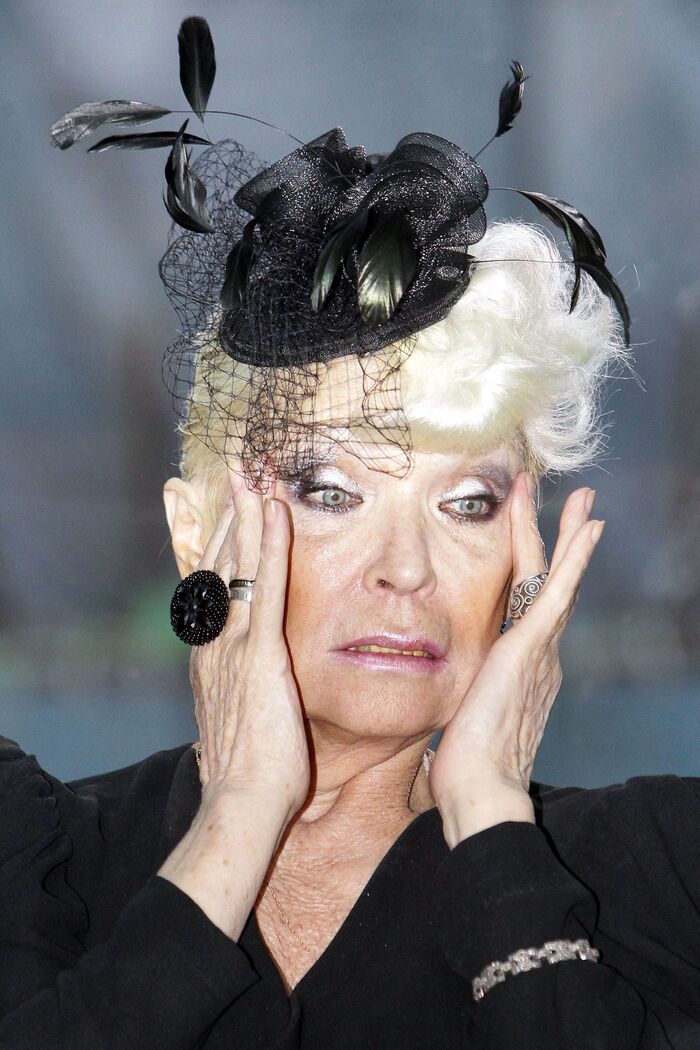 Светлана Светличная на церемонии вручения писательницей (!) Леной Лениной (кто это сегодня?) званий "Народного Артиста". 2011 год. Сама Светлана Афанасьевна так и осталась Заслуженной артисткой РСФСР, звание было присвоено в 1974 году