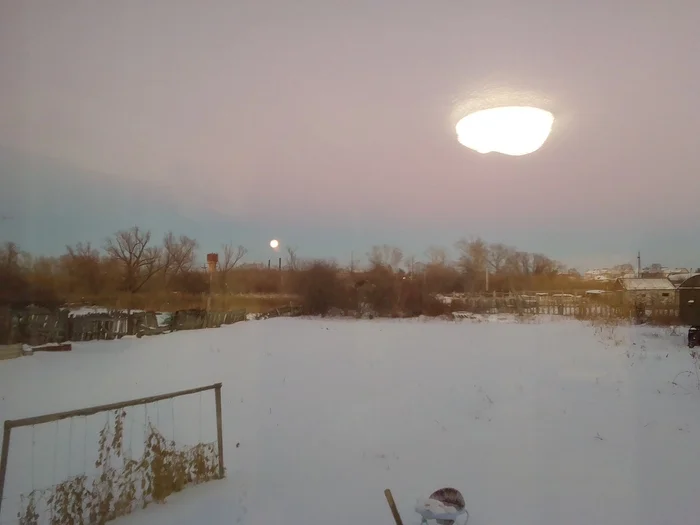 UFO, quality is crap, just like the phone camera... - My, UFO, Fake, Humor, Quick wits