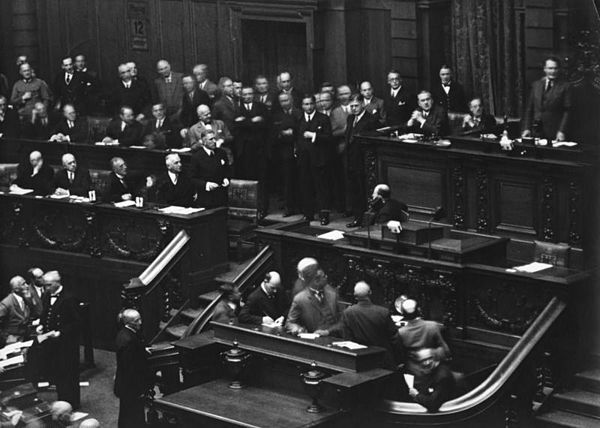 Рейхстаг Папен требует слова, но спикер Геринг его игнорирует.