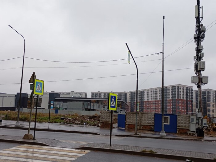 Все загорожено строителями