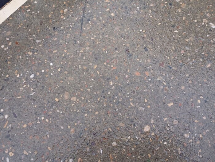 А он гранитно-бетонный! Я постучал, антивандал 146%.