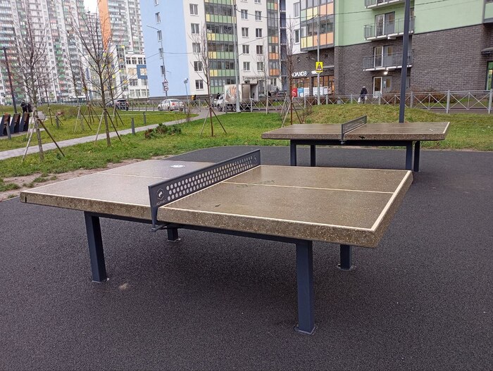 Стол теннисный. Уличный. Что же не так, интересно...