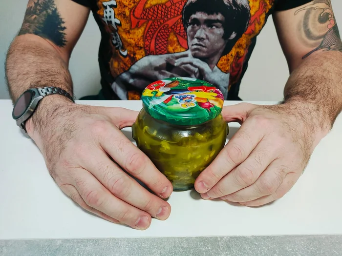 How to open any jar with a screw cap - My, A life, People, Women, Bruce Lee, Life hack, Canned food, Person, Humor, Experience, Personal experience, Food, Useful, Jar, Lids, Vital, Male, Men's cooking, Everyday life, Advice, T-shirt, Longpost