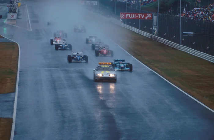 Great Japan Rain '94: Hill gave the race of his life against Schumacher, although it almost ended in a fatal crash - My, Formula 1, Автоспорт, Competitions, Race, Speed, Michael Schumacher, Ayrton Senna, Damon Hill, Nigel Mansell, Mika Hakkinen, Jean Alesi, Eddie Irvine, Benetton, 90th, Retro, Life stories, Williams racing, Ferrari, Video, Youtube, Longpost