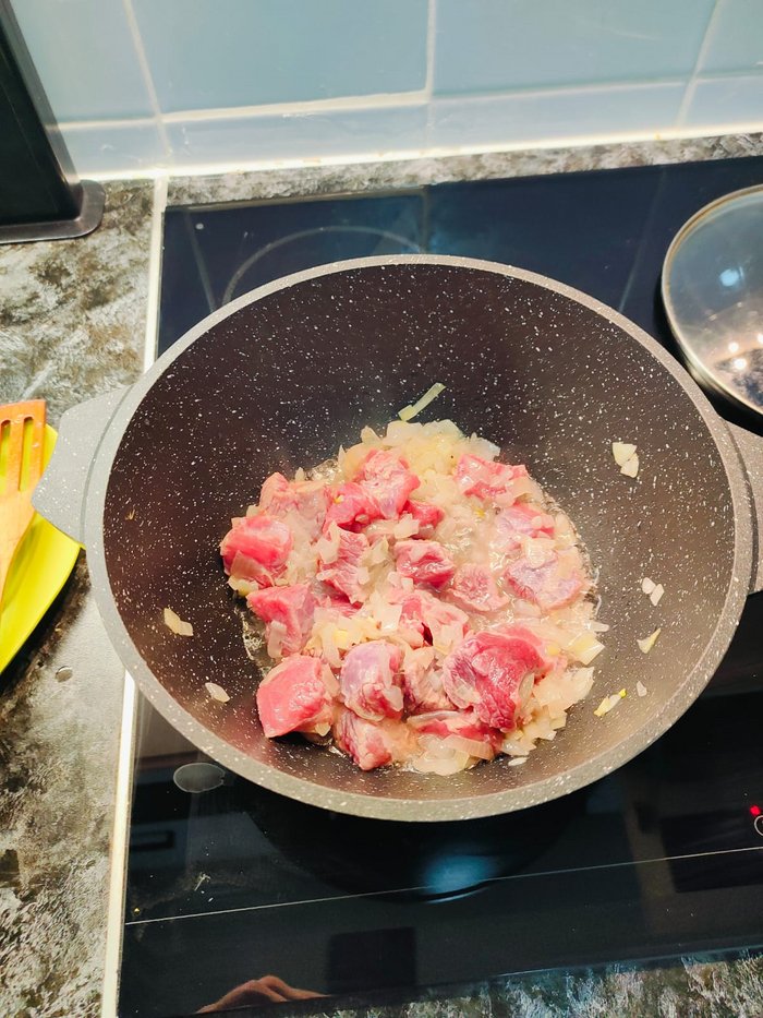 Закидываю мясо к луку который уже размягчился.