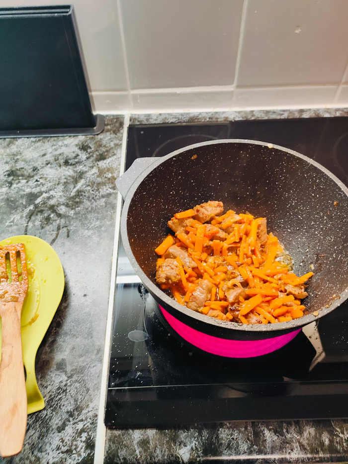 Как только мясо при жарилось слегка добавляю морковь. Обжариваю до размягчения моркови.