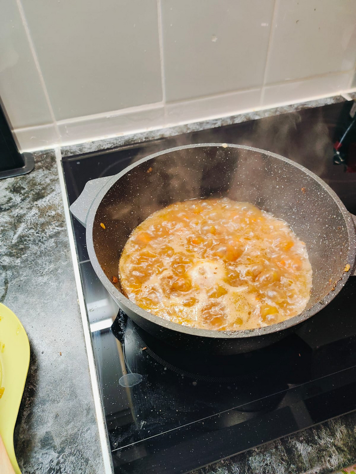 Добавляю воду, соль, зиру, барбарис, чеснок целый. Зиру перетираю в руке чтоб дала запах. Делаю зирвак. Зирвак это главное в плове!