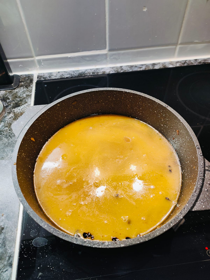 Добавляю воду, на сантиметр над рисом.