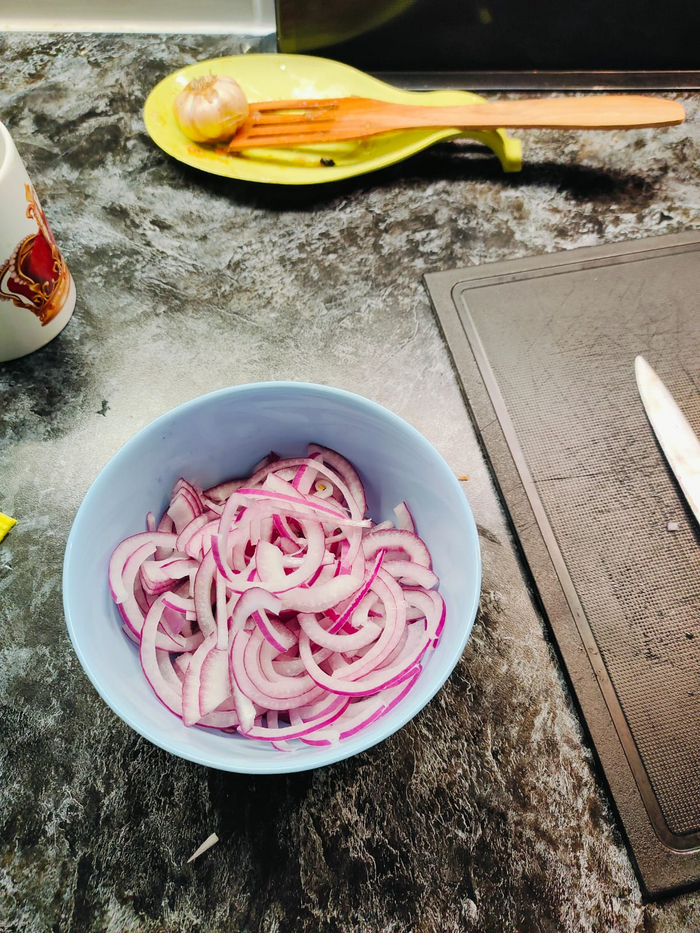 Пока плов готовится мариную лук. Красный лук нарезаю полукольцами.