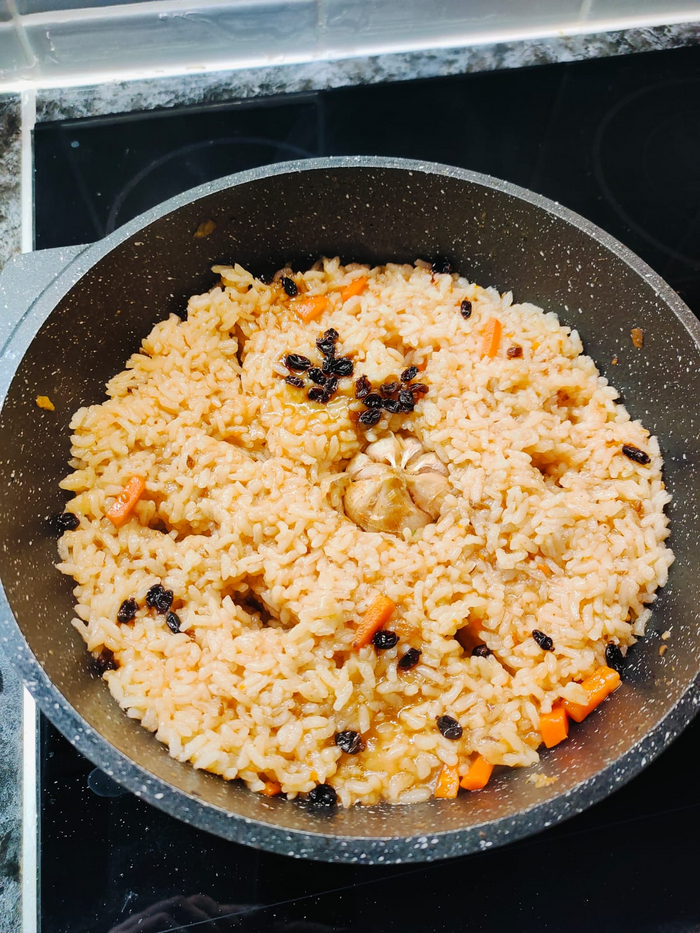 Протыкаю рис до дна. Возвращаю чеснок.