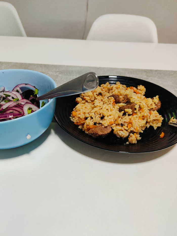 Раскладываю по тарелкам