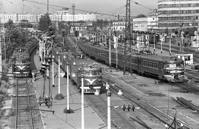 Город Горький. Пригородные электропоезда на путях Московского вокзала, 1974 год. Автор фото - Николай Мошков - СССР, 70-е, Железная Дорога, Вокзал, Электричка, Черно-белое фото