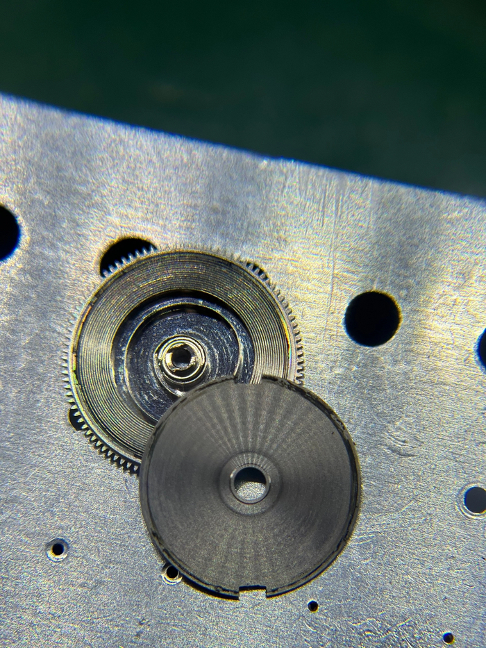 Интересная конструкция барабана. Ось барабана выглядит "Т"-образно и имеет вырез входящий в стойку и с другой стороны фиксируется шайбой с помощью пресса.