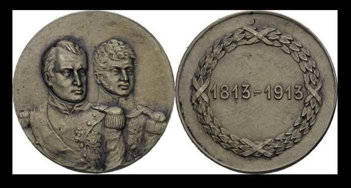 Боня и Саня плечом к плечу, в общем строю, в почти одинаковой форме, стоят насмерть против общего врага – Московской Тартарии.