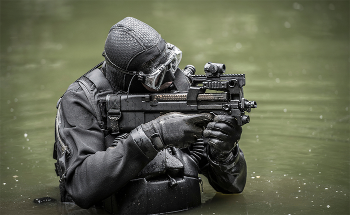 Боевой пловец с P90.