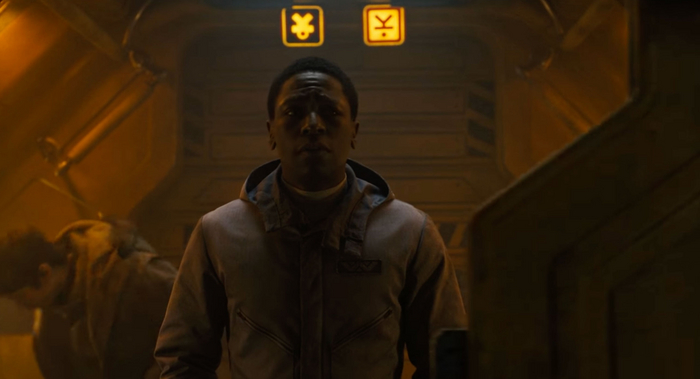 В качестве «обоснования» контрового света (хорошо заметно на плечах героя), в кадр помещают источник этого света. В реальности яркости источника в кадре никогда не хватило бы для наблюдаемого эффекта