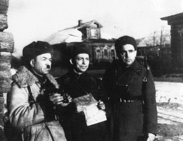 Командир 316-й стрелковой дивизии генерал-майор Иван Панфилов (слева), начальник штаба Иван Серебряков и старший батальонный комиссар Сергей Егоров на передовой. Опубликовано в газете "Комсомольская правда" № 272 от 19 ноября 1941 года