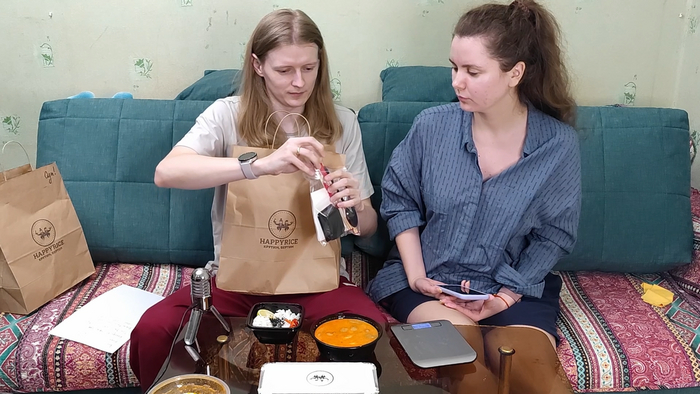 Комплектация: Не все позиции подписаны, в комплекте есть палочки, ложки, но салфеток оказалось маловато.