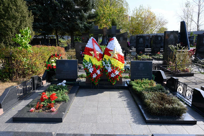 Общая могила героев.