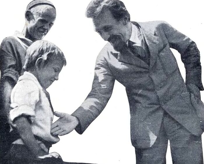 Пионер отказывается подавать руку председателю Совета народных комиссаров СССР Алексею Рыкову. «Пионерская правда» № 38 за 1926 год