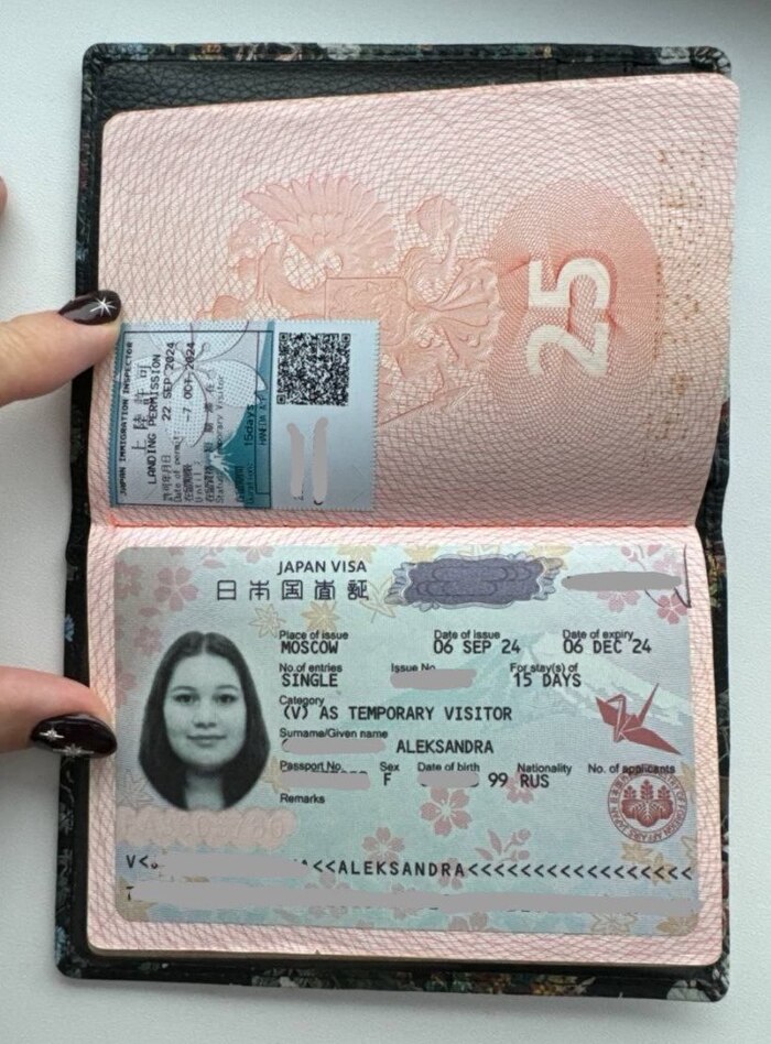 Вот такая красивая виза с сакурой. Обратите внимание на QR-код на второй странице. Ниже расскажу, зачем он