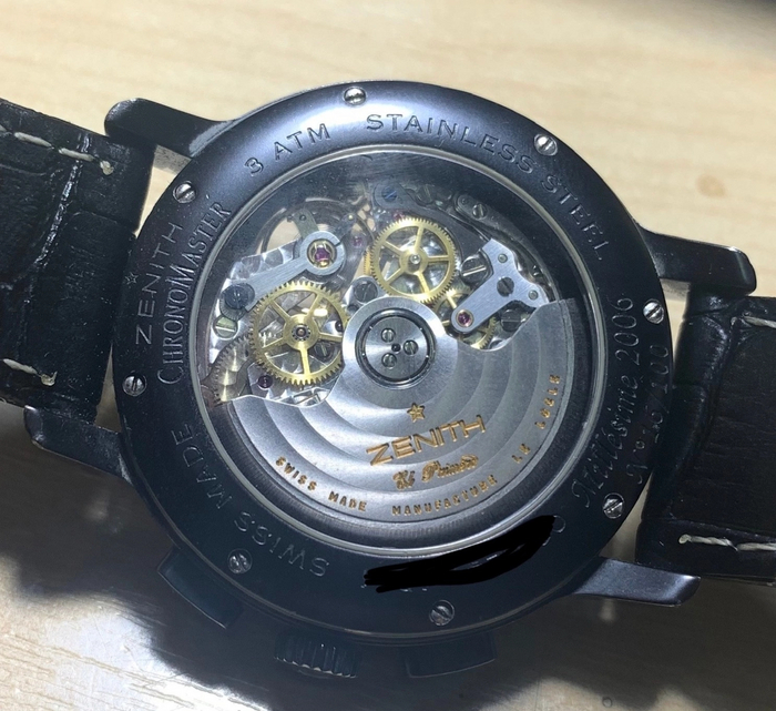 У этой модели влагозащита 3 атм (защита от брызг, дождя), все фото показатель того что нарушили все пункты пользования часами.