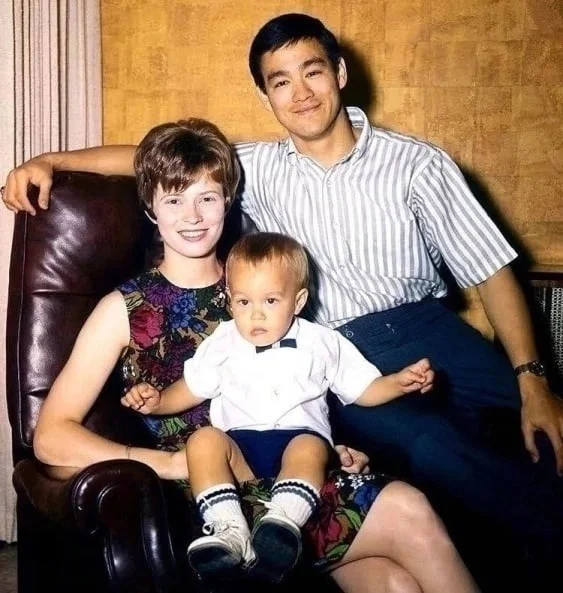 Archive photo of Bruce Lee with his family - The photo, Bruce Lee, Old photo, Actors and actresses