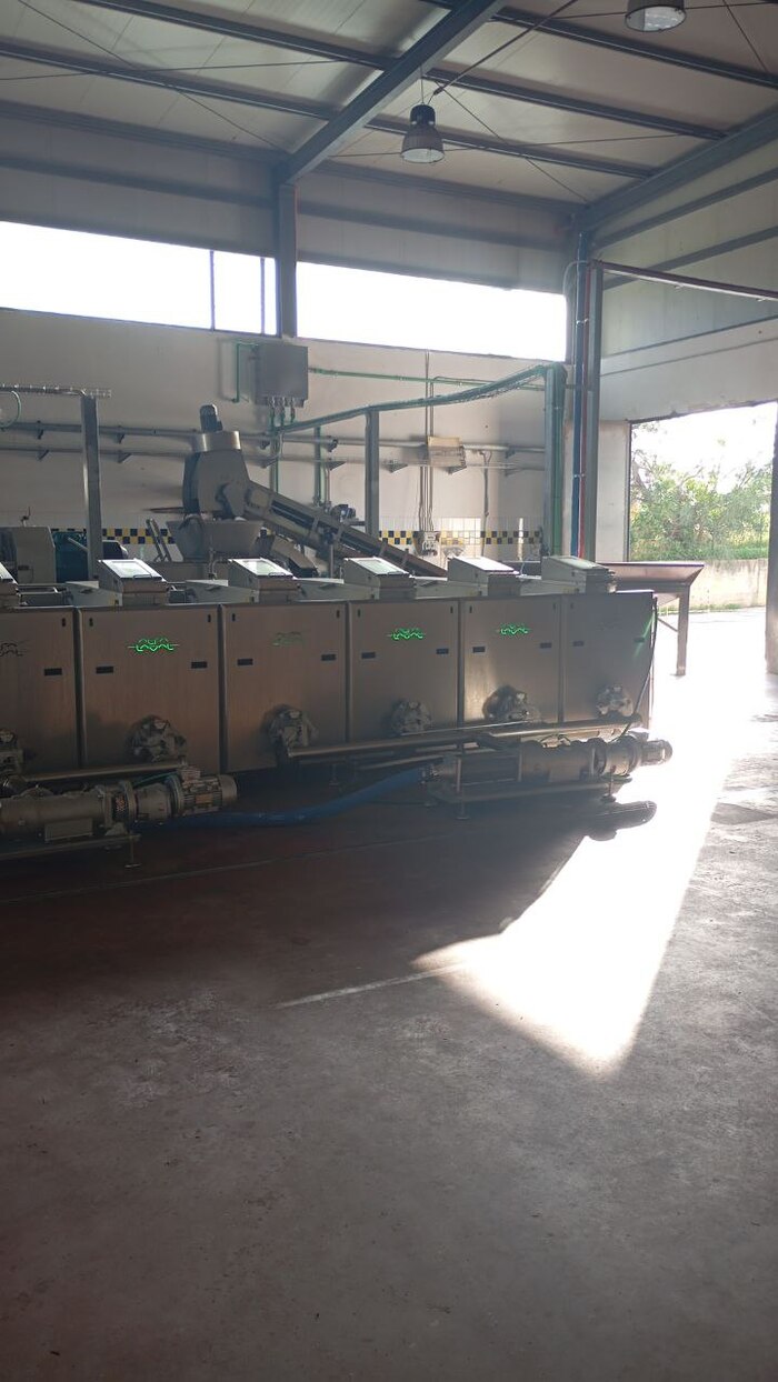 На первом плане как раз таки те самые бункерные мельницы.