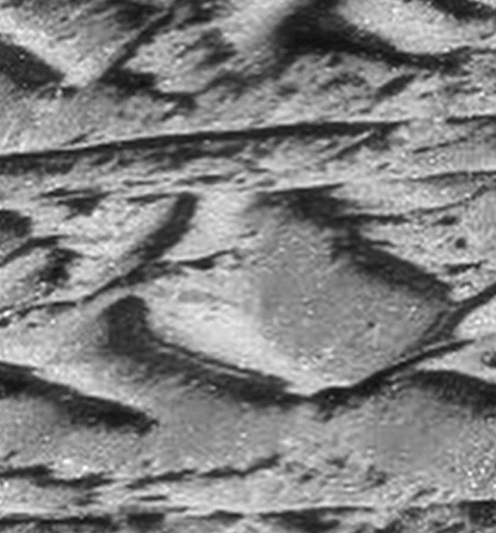 И вновь разломы и хребты / © NASA/JPL/University of Arizona