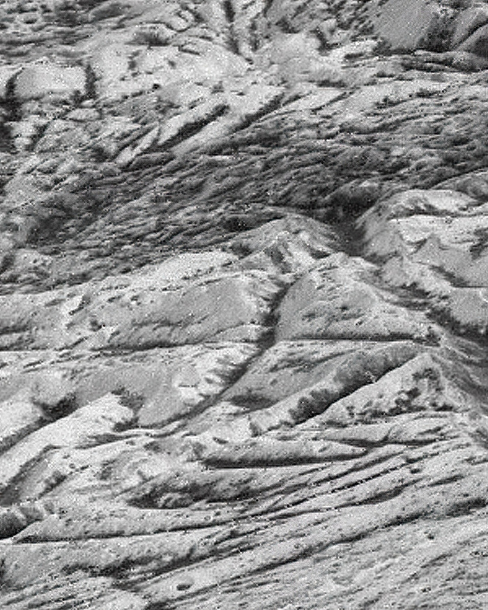 Разломы... хребты... и снова они! / © NASA/JPL/University of Arizona