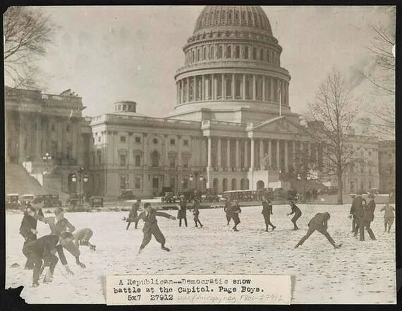 Республиканцы сражаются с демократами в снежки у Капитолия. США, 1921 год - Фотография, Черно-белое фото, США, 1921