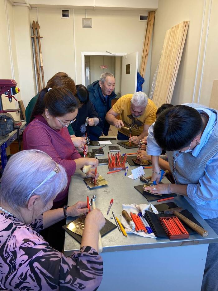 Желающих постучать оказалось немного, удивительно что все они были женщинами...