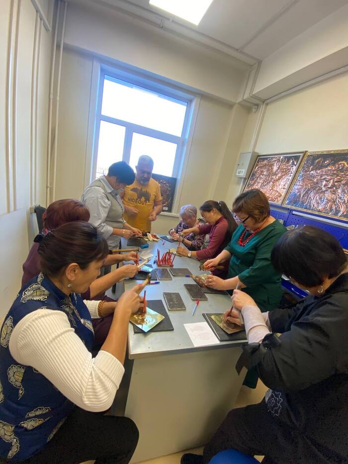 Девушки грохотали как производственный цех...