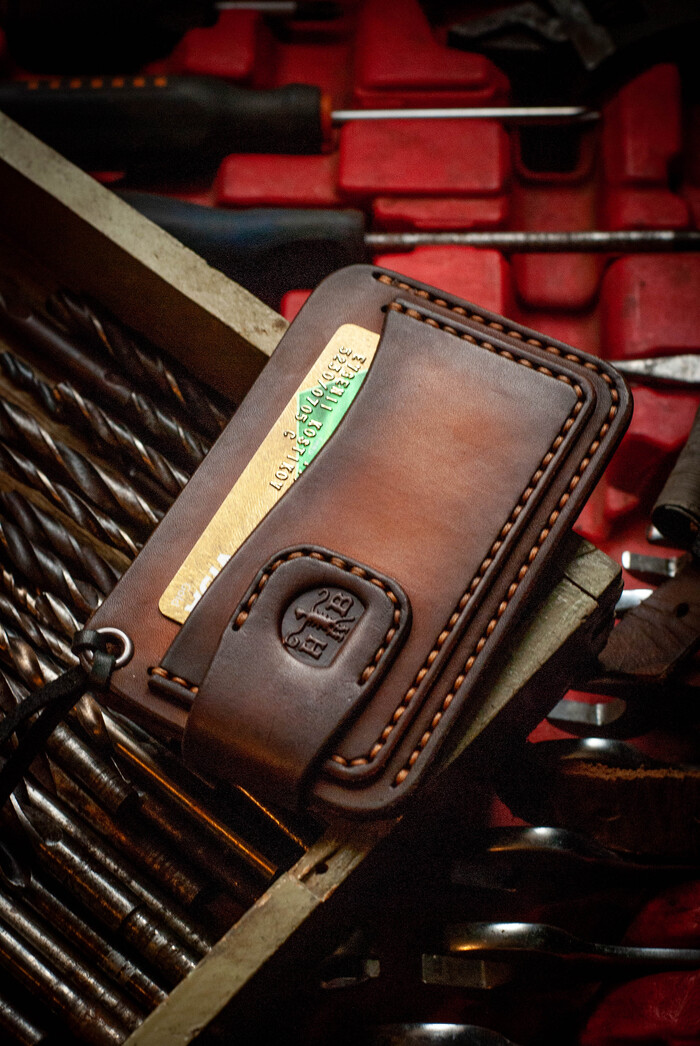 Два отсека под карты, один большой внутренний отдел под стс, роха, наличку.