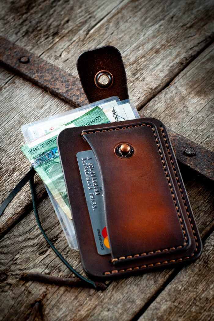 Кожа растительного дубления, градиентная окраска, обработка воском.