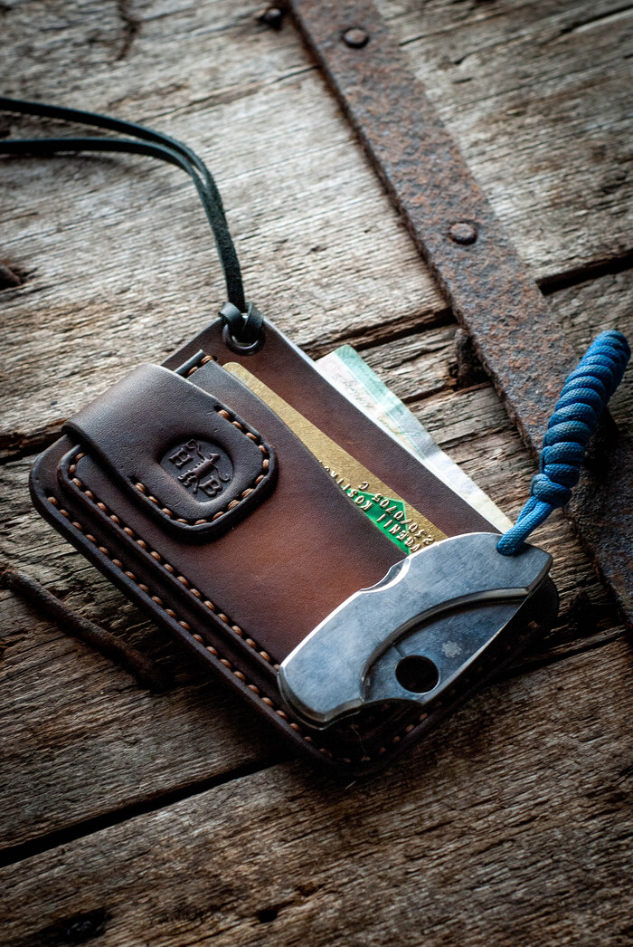 Маленькая спайдерка удачно вписалась в размер, зацепившись клипсой за карман для карт