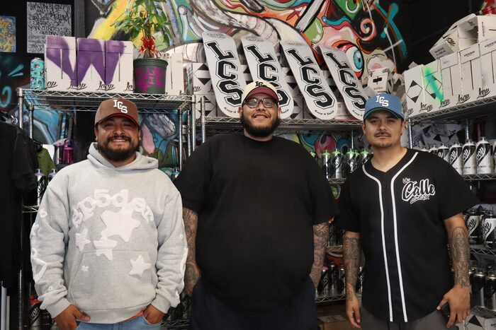 Джордж Турсиос (слева), Дэнни Диаз (в центре) и Эндрю Сальседо (справа) основали "Грязную Улицу" в 2023 году. Фото: Кейт Вальдес
