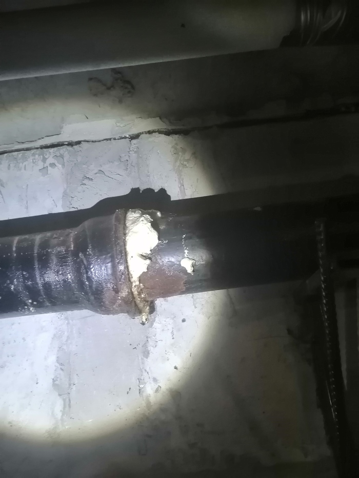 Зачем резина, если есть все та же высокотехнологичная пена! (Сами забили стояк и сами потом пробивали, идиоты)