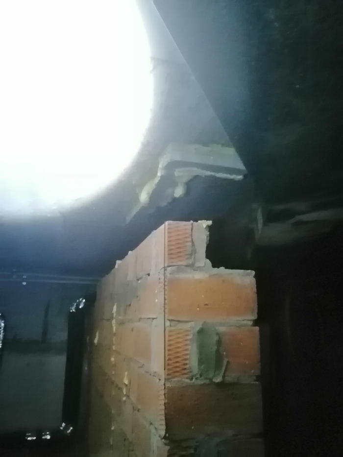 Использовали технологию из будущего, но не та пена, да и не на кирпич ее наносят.