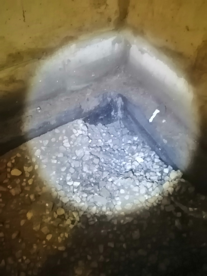 Вода капает с труб и делает такие лунки под фундаментом