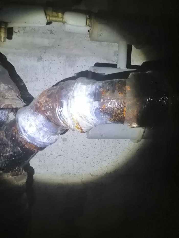 Скотч наше все! Да, есть специальный скотч для труб, но он очень дорогой и выглядит по другому.