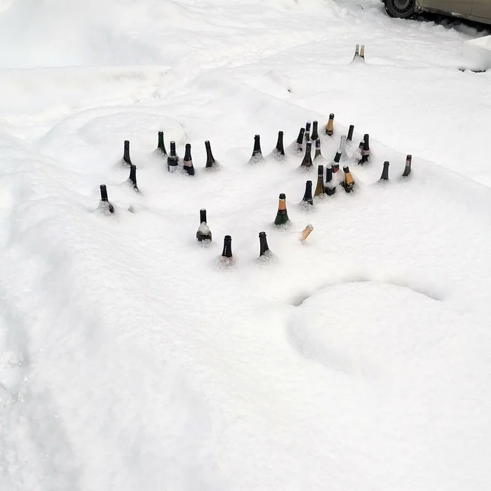 Contemporary art? - My, Ural, Yekaterinburg, The photo, Installation, Empty bottles, Snow, The street, Building, Longpost