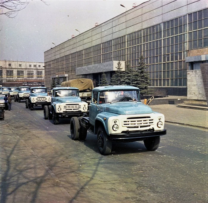 ZIL-130 cars on the territory of the Likhachev Plant, 1978-80 - Retro car, Auto, Zil, ZIL-130, Factory, Made in USSR, Truck, the USSR, Telegram (link)