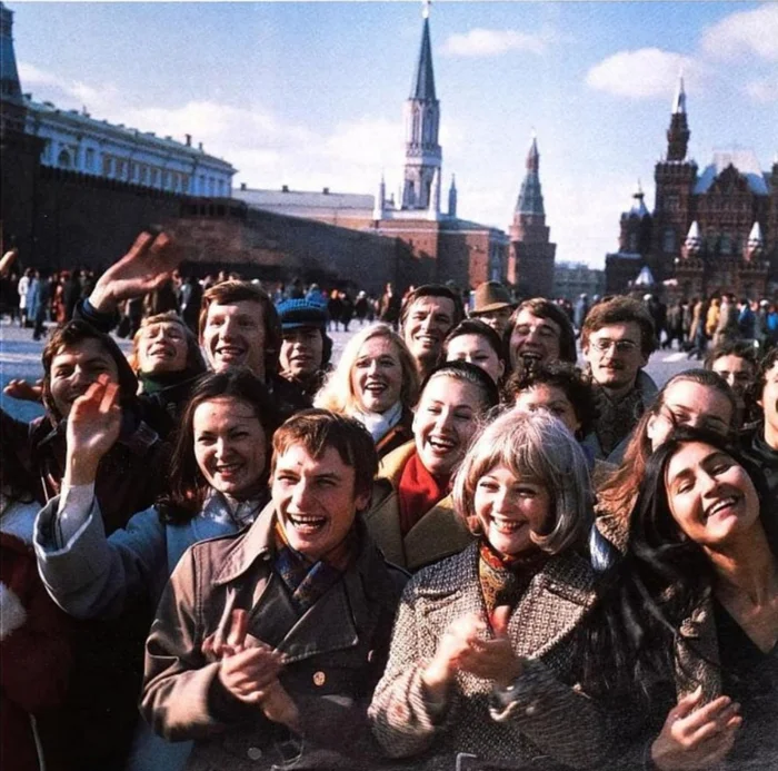 Молодые люди на Красной площади, Москва, 1980-е - Молодежь, Красная площадь, Москва, Сделано в СССР, Детство в СССР, СССР, Ретро, 80-е, Старое фото, Пленка, Telegram (ссылка)