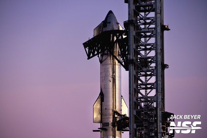 Ship 31 установлен на Booster 13 (Фото: Джек Бейер для NSF)
