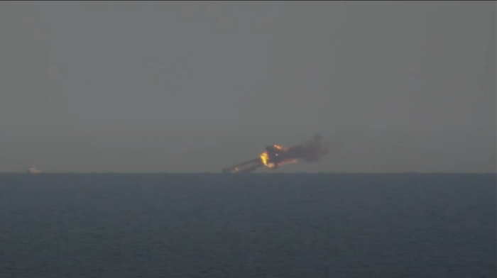 Вы будете смеяться, но ускоритель Super Heavy B13 после почти 1.5 часов на воде взорвался второй раз... И НЕ ЗАТОНУЛ